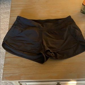 black lululemon shorts